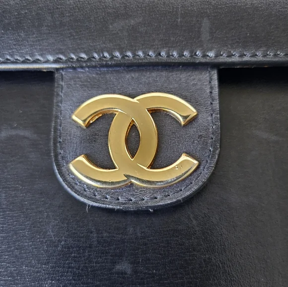 EUC vintage Chanel gold chain purse - Picture 5 of 17